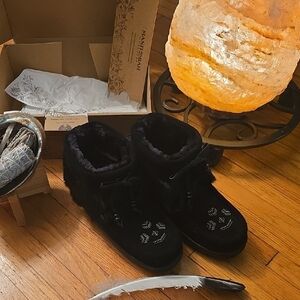 New Manitobah Mukluks Black Fur Winter Boots for Women